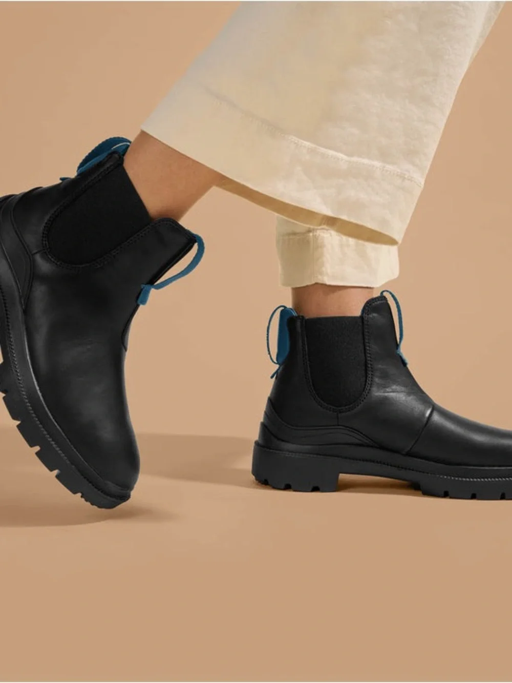 Olukai woman’s Hehi black pullon Chelsea style boot - Picture 1 of 8